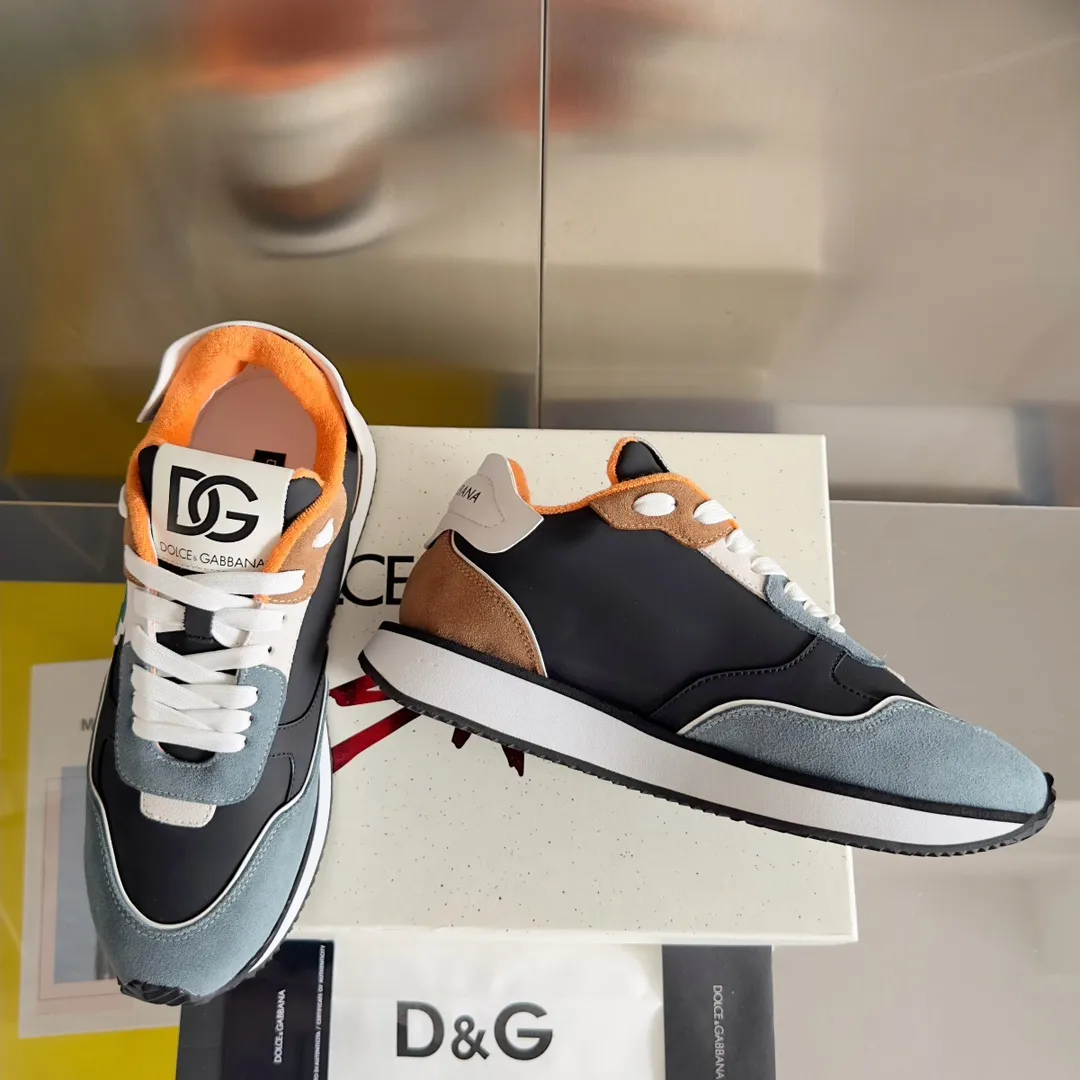 Factory P440💰D&G's latest Cushion series casual sports shoes, dad shoes, running shoes, original purchase and development, production, handmade, but always looking to the future. The new Cushion sneakers feature a two-tone suede upper accented by a mesh contrasting printed DG cross logo on the side. The lightweight, grippy rubber outsole adopts an innovative design to provide excellent performance, and the jacquard label adds timeless style. Exquisite packaging at the delivery counter🛍📦 ▪️ Fabric: Original custom-made first-layer cowhide ▪️ Lining: Original custom-made breathable towel lining ▪️ Sole: Original open-molded rubber material ▪️ Bottom thickness: 3.5CM ▪️ Size: Men's 38-45